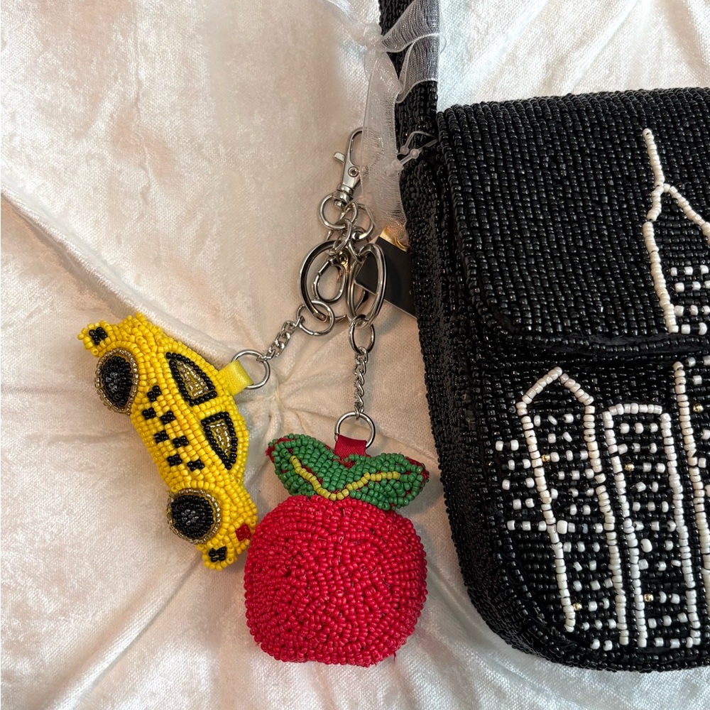 🗽 NYC Beaded Skyline Bag + Taxi & Apple Keychains | New York Purse - Picture 4 of 7
